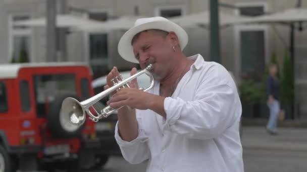 Man Playing Trumpet Street — Stock Video