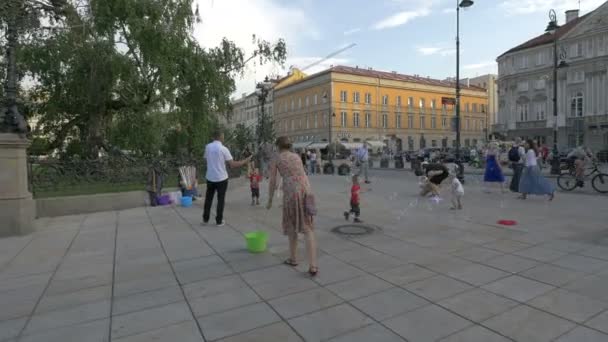 Уличные Артисты Делают Разноцветные Мыльные Пузыри — стоковое видео