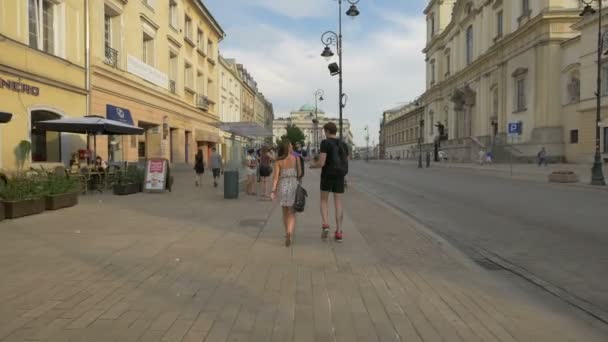 在Krakowskie Przedmiescie街上散步的情侣 — 图库视频影像