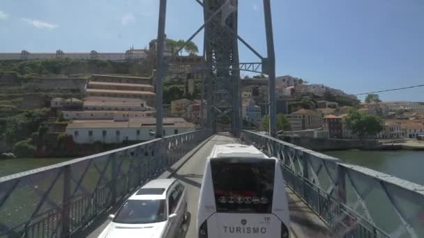 ポルトのドム ルイス橋を走行 — ストック動画
