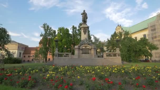 Estátua Adam Mickiewicz — Vídeo de Stock