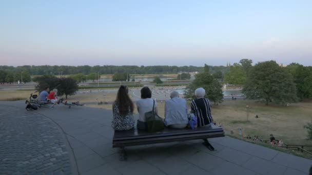 Gente Relajándose Parque Varsovia — Vídeo de stock
