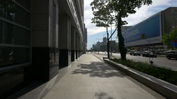 Sidewalk Tillsammans Med Warszawa Financial Center — Stockvideo