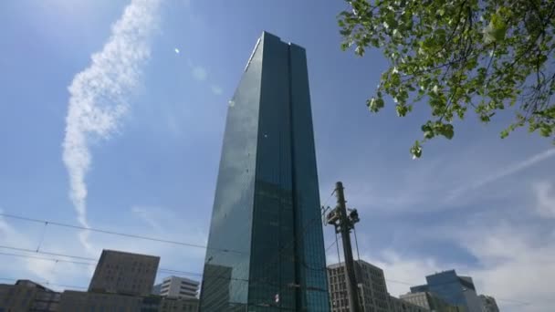 阳光明媚的日子里的摩天大楼 — 图库视频影像