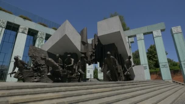 ワルシャワの最高裁判所近くの蜂起記念碑 — ストック動画
