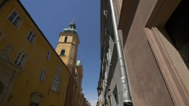 ワルシャワの聖マーティン教会の低い角度 — ストック動画