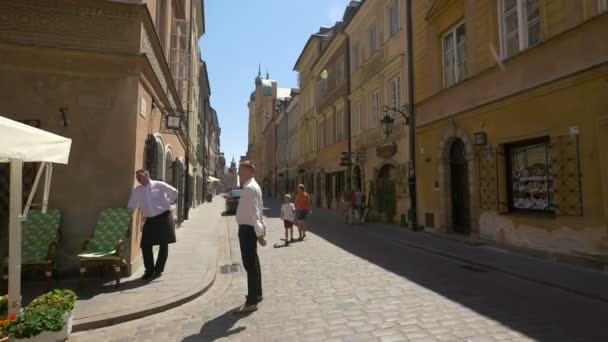Güneşli Bir Günde Piwna Caddesinde Yürüyen Turistler — Stok video
