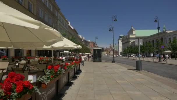 Krakowskie Przedmiescie街上的户外餐馆 — 图库视频影像
