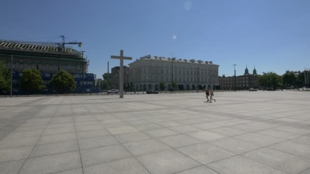 Kreuz Auf Dem Pilsudski Platz Ehren Von Lech Kaczynski Errichtet — Stockvideo