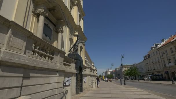 Caminhando Frente Igreja Santa Cruz Varsóvia — Vídeo de Stock