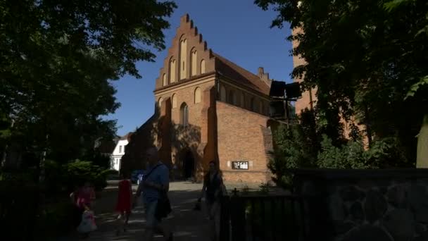 Osoby Odwiedzające Kościół Mariacki Warszawie — Wideo stockowe