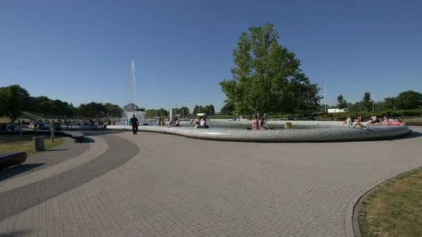 在多媒体喷泉公园休息的游客 — 图库视频影像