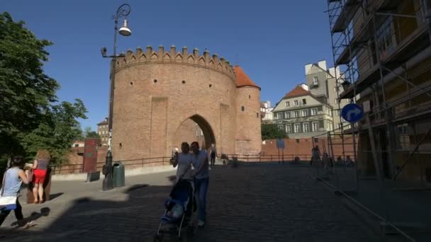 Відвідини Варшавського Барбакана — стокове відео