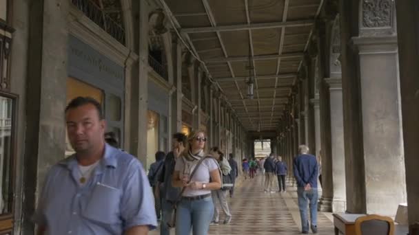 聖マルコ広場のお店やレストランを歩く — ストック動画