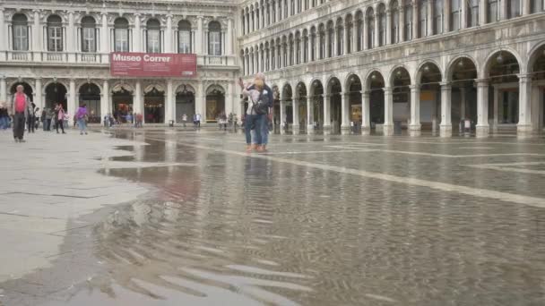浸水したサン マルコ広場の観光客 — ストック動画