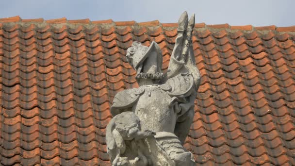 Alte Statue Auf Dem Dach Eines Gebäudes — Stockvideo