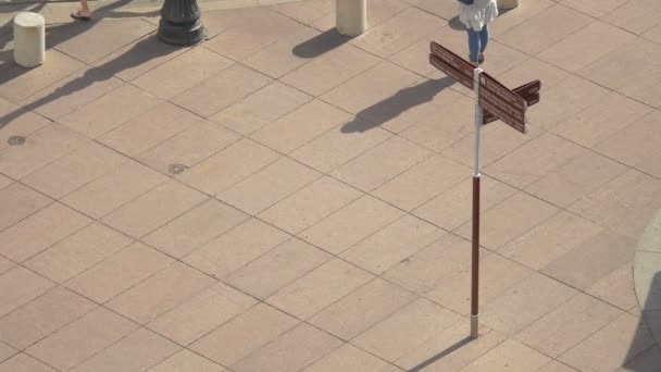 Yüksek Açılı Insanlar Bir Sokak Tabelasının Yanından Geçiyor — Stok video