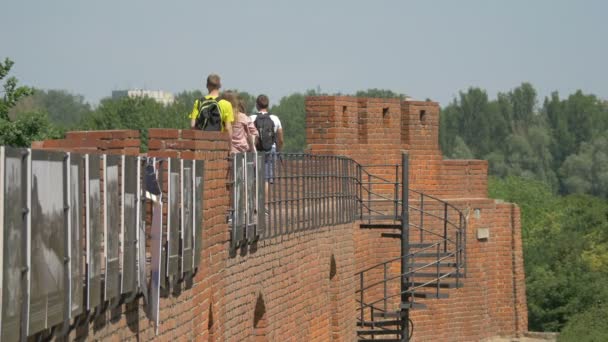 Turister Går Den Gamla Stadsmuren Warszawa — Stockvideo