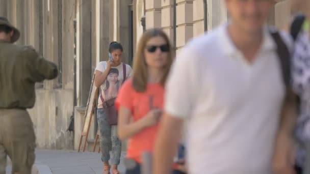 Mujer Joven Hablando Por Teléfono Una Calle — Vídeos de Stock