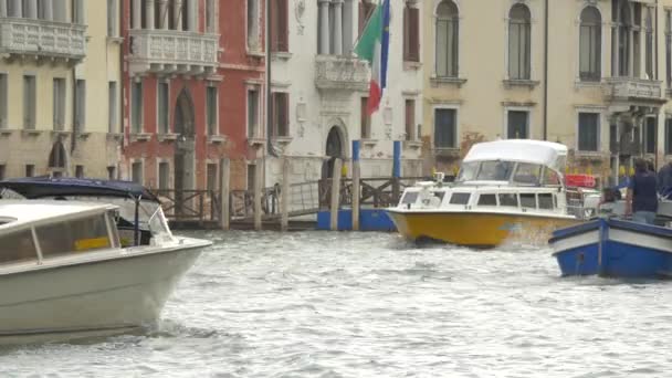 Boote Einem Kanal — Stockvideo