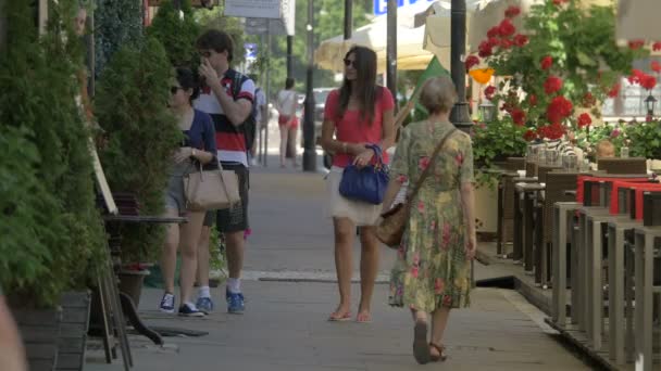 Junges Paar Läuft Auf Einer Straße — Stockvideo