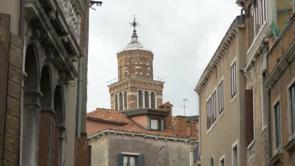 建筑物后面的砖塔 — 图库视频影像