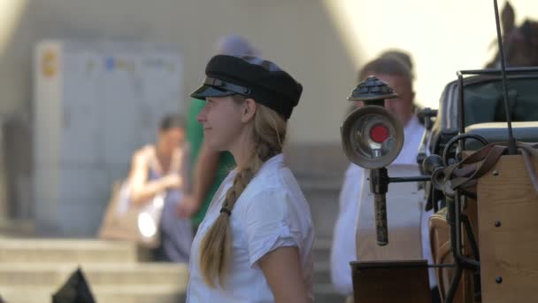 Coachwoman Piedi Accanto Una Carrozza — Video Stock