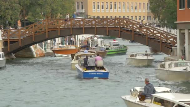 Barche Che Passano Sotto Ponte — Video Stock