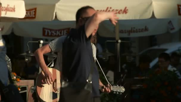 Hombre Tocando Guitarra Cantando Calle — Vídeos de Stock