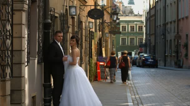 Novia Novio Posando Una Calle — Vídeos de Stock