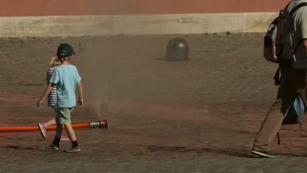 水从软管里喷出 孩子们在玩耍 — 图库视频影像