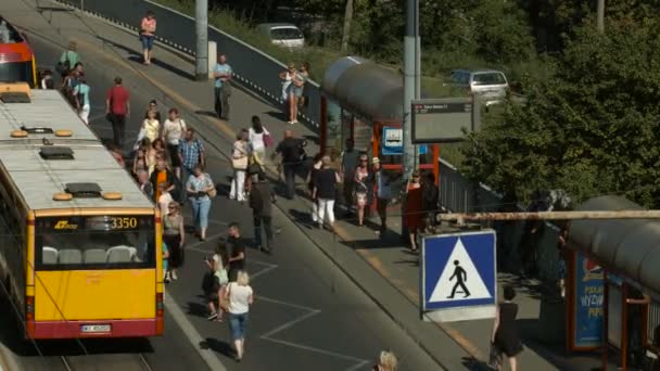 Osoby Wsiadające Autobusów Starym Mieście — Wideo stockowe