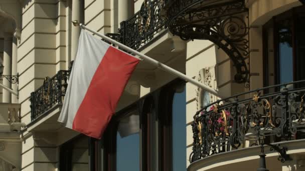 Bandera Polaca Edificio — Vídeos de Stock