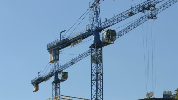 Dois Guindastes Torre Fundo Céu Azul — Vídeo de Stock