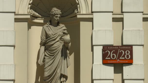 Statue Urania Holding Globe — Stock video