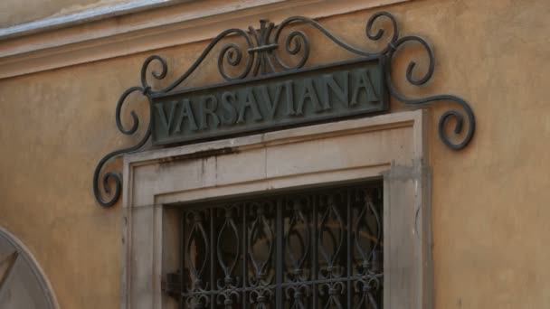 Nombre Varsaviana Tallado Una Pancarte Hierro Forjado — Vídeos de Stock