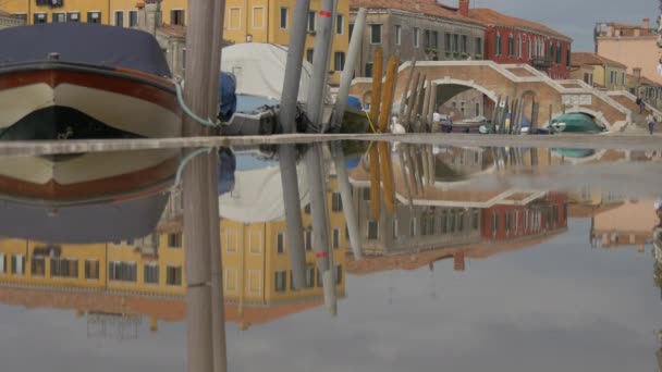 Barcos Amarrados Reflejándose Charco Agua — Vídeos de Stock