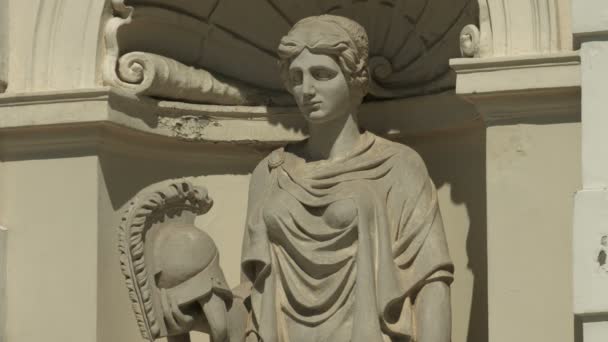 Estátua Athena Segurando Capacete — Vídeo de Stock