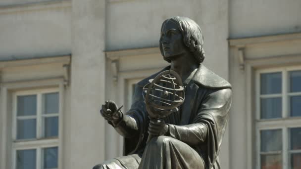 Close Monumento Nicolau Copérnico — Vídeo de Stock