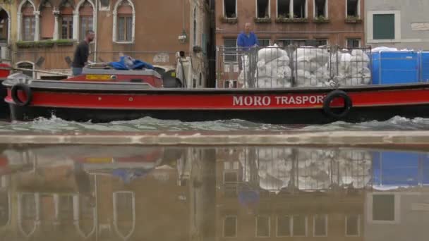Коммерческая Лодка Плывущая Каналу — стоковое видео