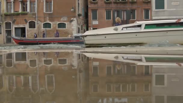 Boot Spiegelt Sich Einer Wasserpfütze — Stockvideo