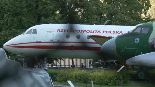Flugzeuge Polnischen Armeemuseum Präsentiert — Stockvideo