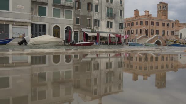 Kanal Mit Booten Und Einer Wasserpfütze — Stockvideo