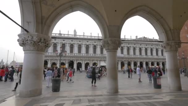 Turister Piazza San Marco — Stockvideo