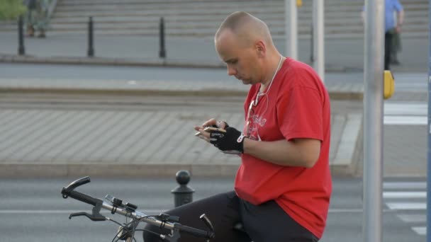 Mann Auf Dem Fahrrad Schreibt Sms — Stockvideo