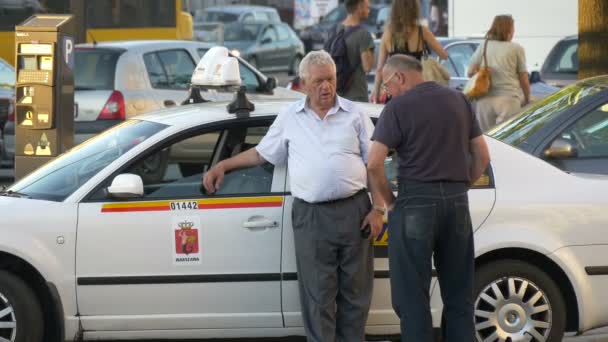 Ältere Männer Stehen Neben Einem Taxistand — Stockvideo