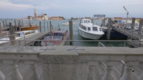 Barcos Amarrados Largo Riva Degli Schiavoni — Vídeos de Stock