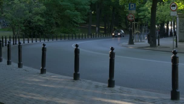 Coches Que Conducen Una Calle Curva — Vídeo de stock