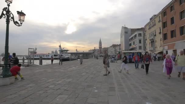Άνδρες Και Γυναίκες Περπατούν Στο Riva Degli Schiavoni Στη Βενετία — Αρχείο Βίντεο