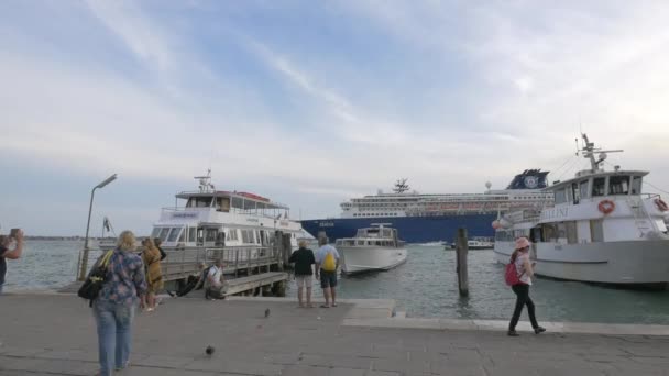 Laguna Veneciana Con Barcos Crucero — Vídeos de Stock